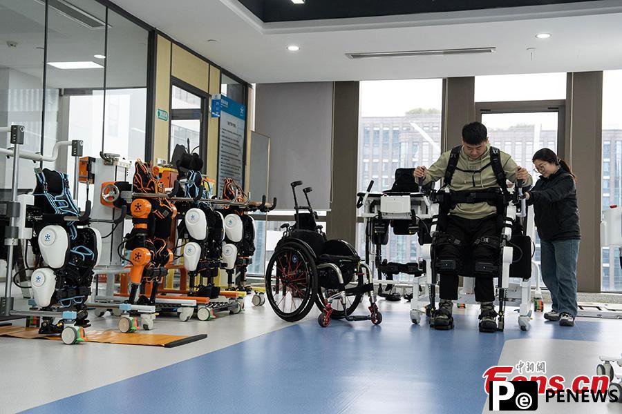 Robotic exoskeleton helps people with disabilities walk upright in Hangzhou