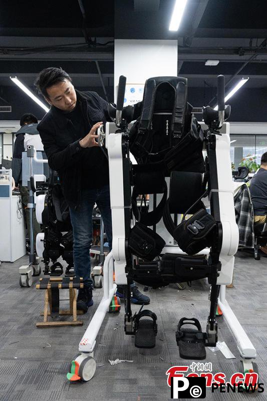 Robotic exoskeleton helps people with disabilities walk upright in Hangzhou