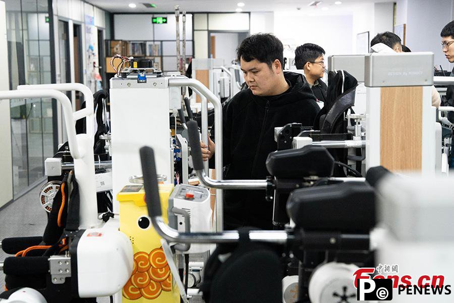 Robotic exoskeleton helps people with disabilities walk upright in Hangzhou