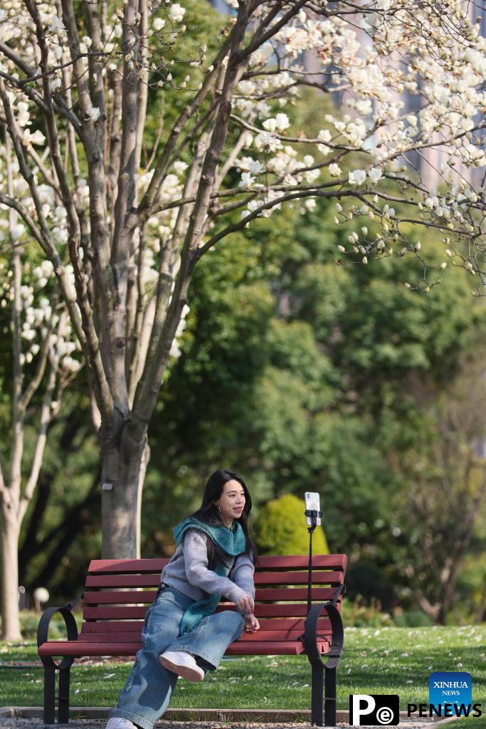 People enjoy scenery of blossoms across China