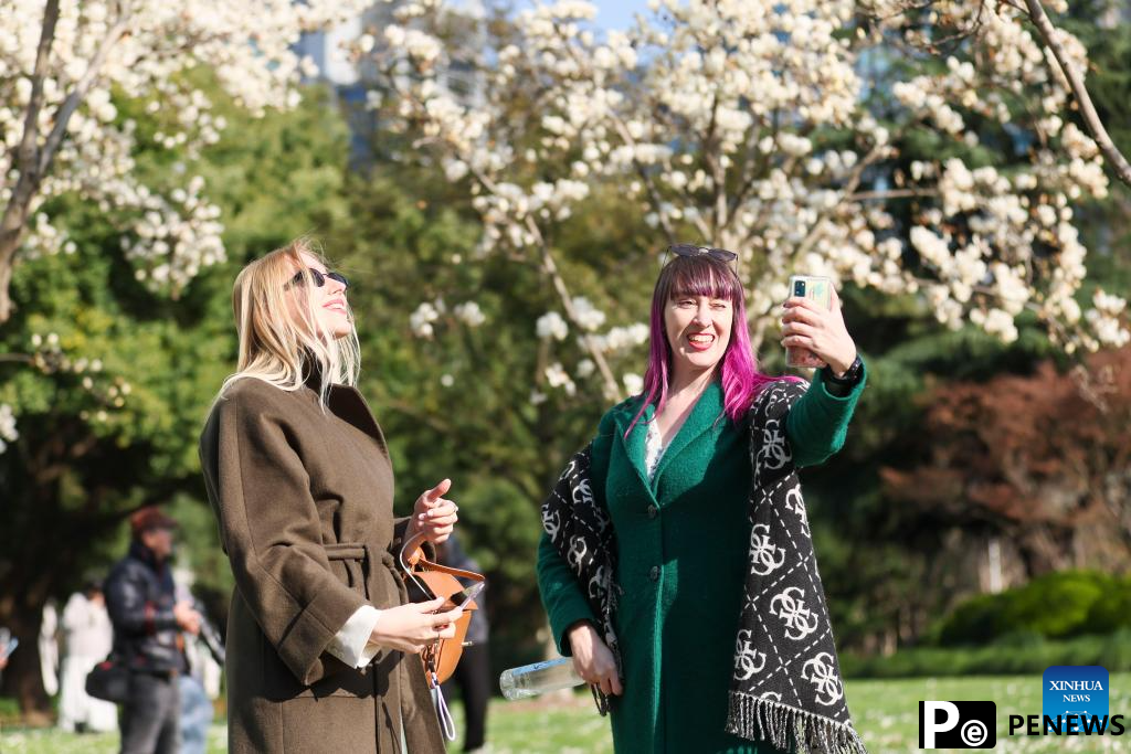 People enjoy scenery of blossoms across China