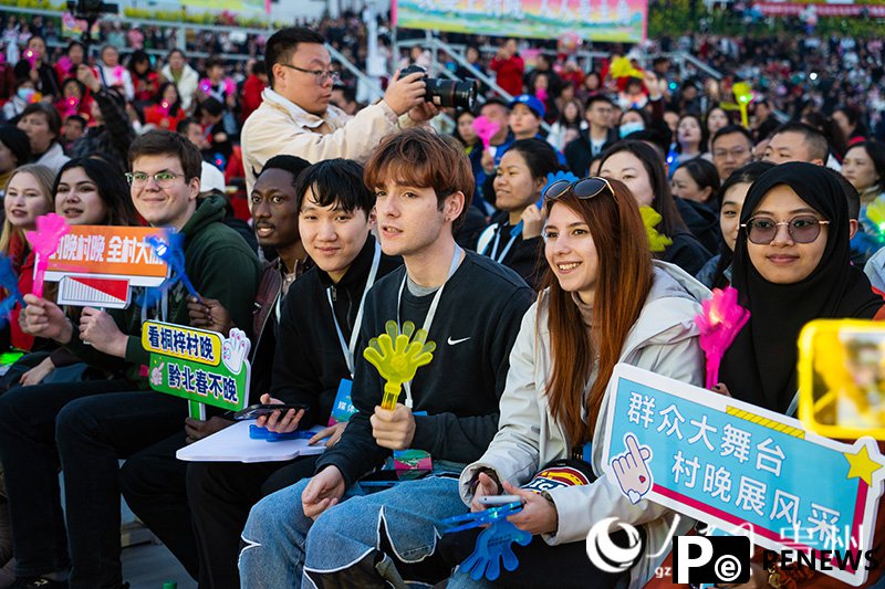 Tongzi Village Gala draws large crowds, blends tradition with tech