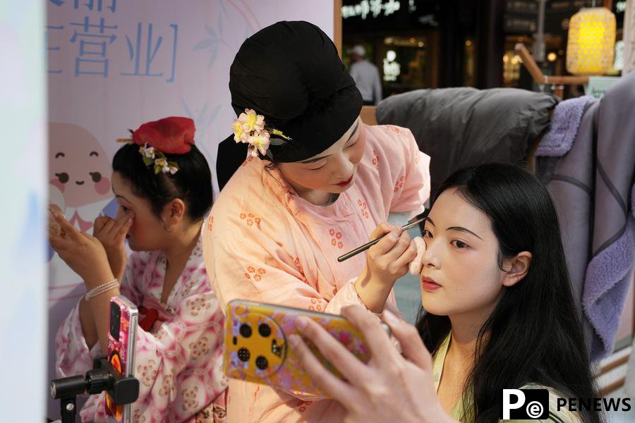 Spring tourism reflects the economy vitality across China