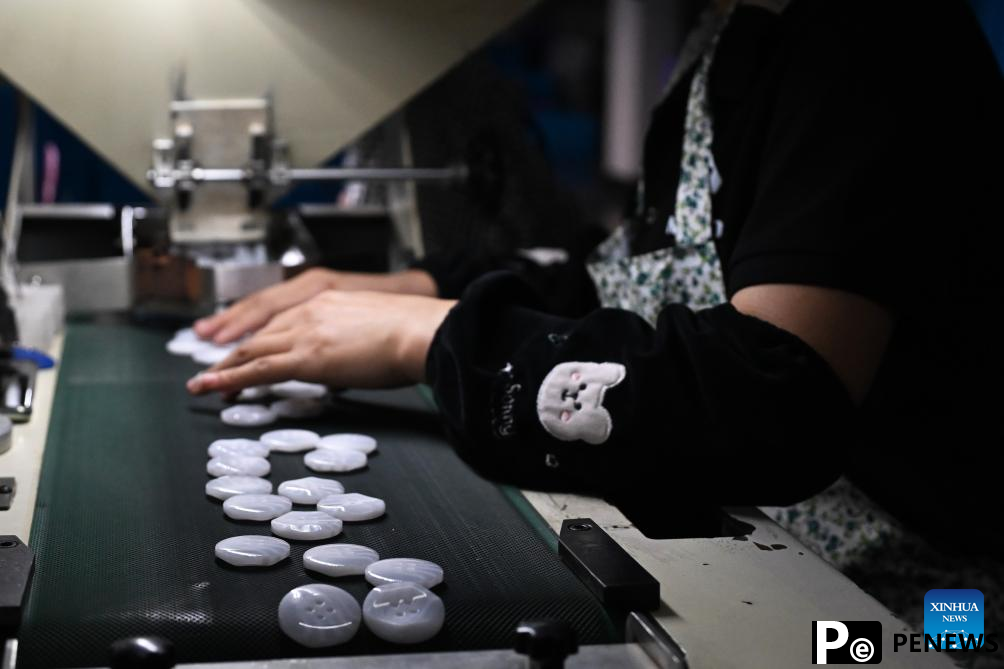 Button industry thrives in Qiaotou Town of E China