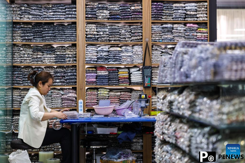 Button industry thrives in Qiaotou Town of E China
