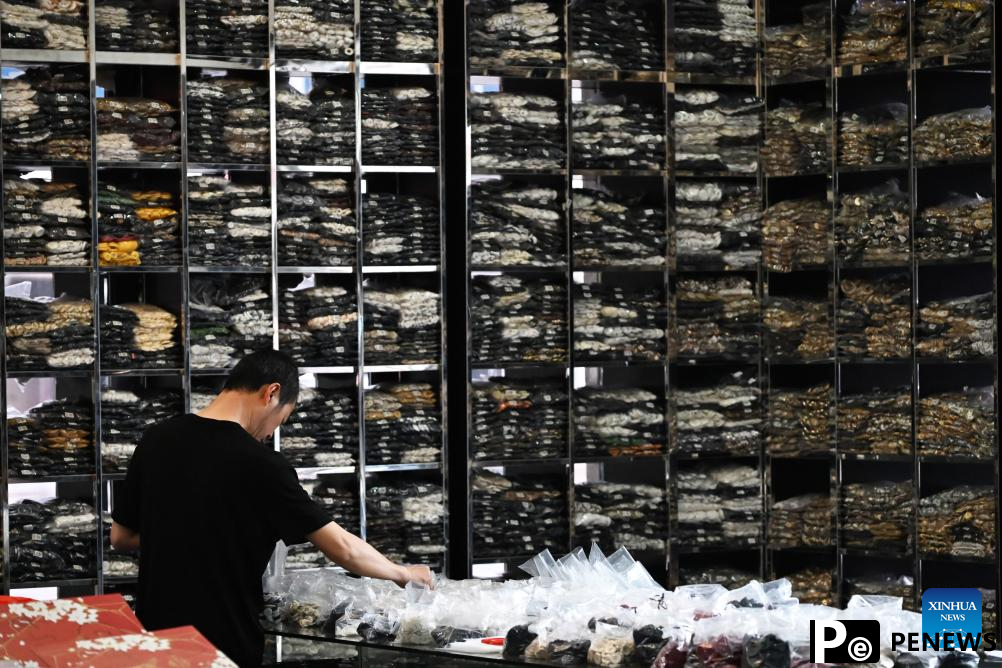 Button industry thrives in Qiaotou Town of E China