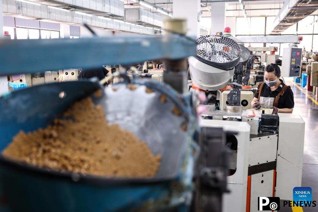 Button industry thrives in Qiaotou Town of E China