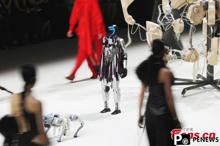 Humanoid robots make debut at Shanghai Fashion Week