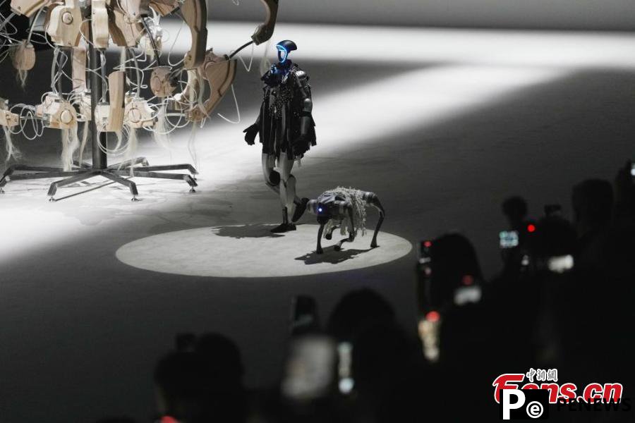 Humanoid robots make debut at Shanghai Fashion Week
