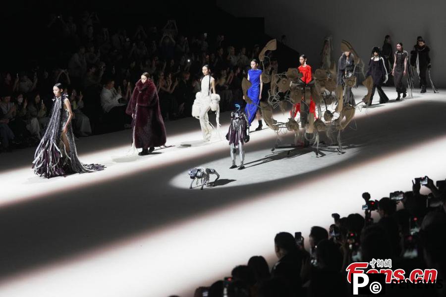 Humanoid robots make debut at Shanghai Fashion Week
