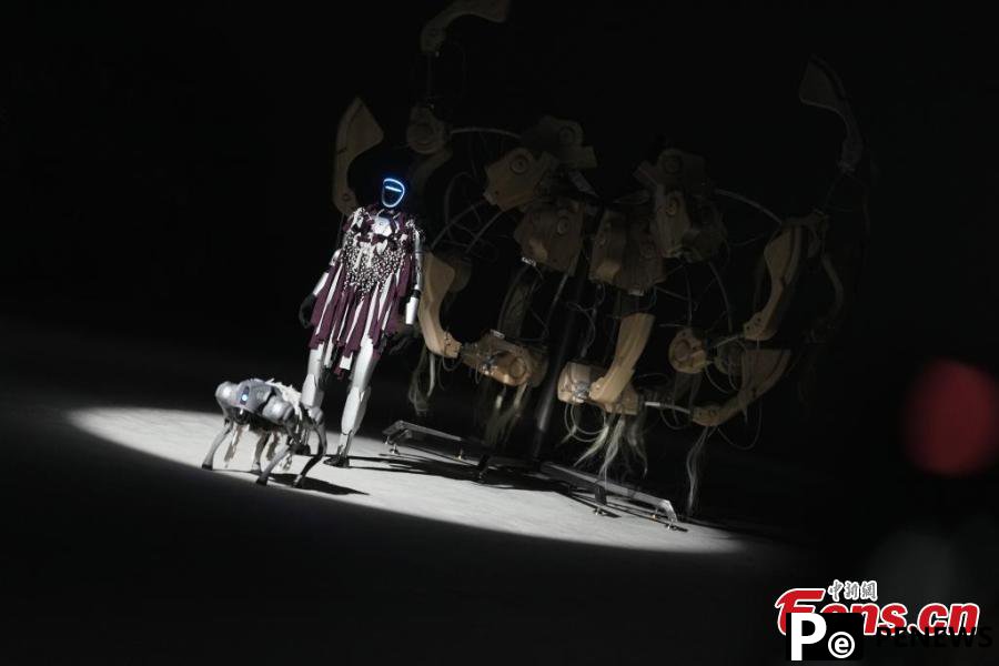 Humanoid robots make debut at Shanghai Fashion Week