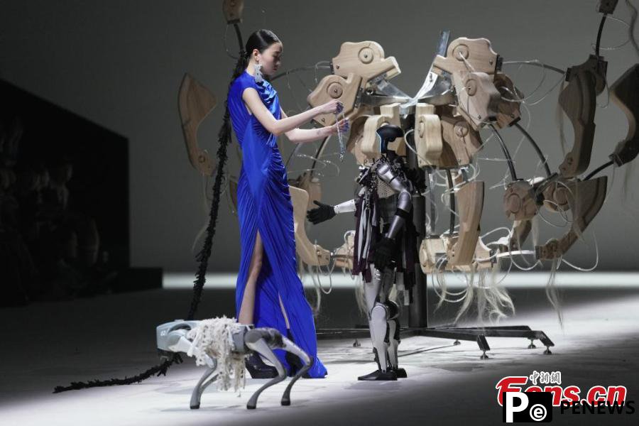 Humanoid robots make debut at Shanghai Fashion Week