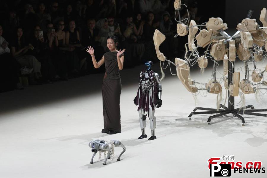Humanoid robots make debut at Shanghai Fashion Week