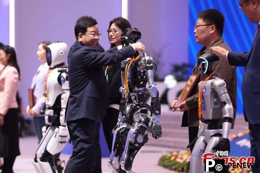 Humanoid robot volunteers shine at 2025 Zhongguancun Forum