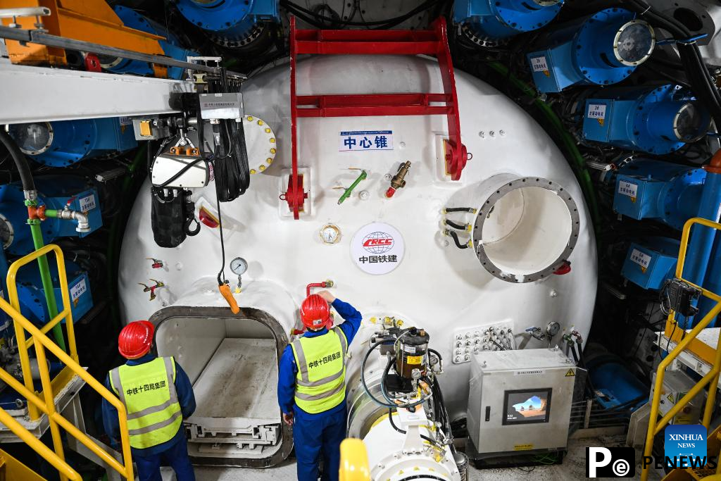 China launches giant tunnel boring machine for Yangtze River project