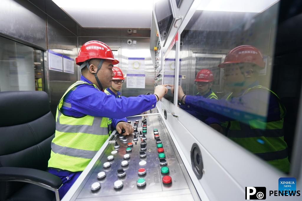 China launches giant tunnel boring machine for Yangtze River project