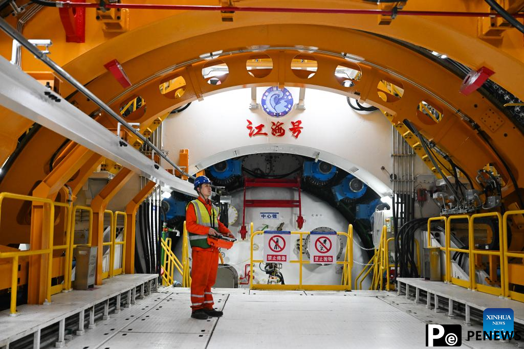 China launches giant tunnel boring machine for Yangtze River project
