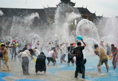 Tourists enjoy splashing water in Xishuangbanna, SW China's Yunnan