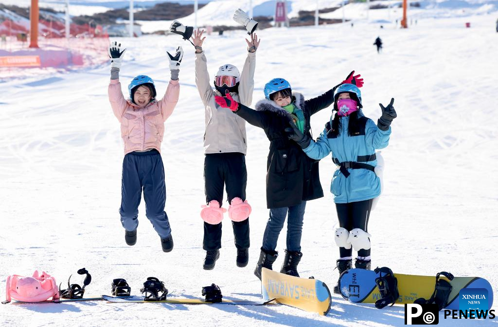 Ice and snow sports attract tourists to Xinjiang
