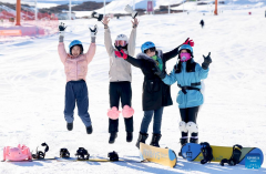 Ice and snow sports attract tourists to Xinjiang