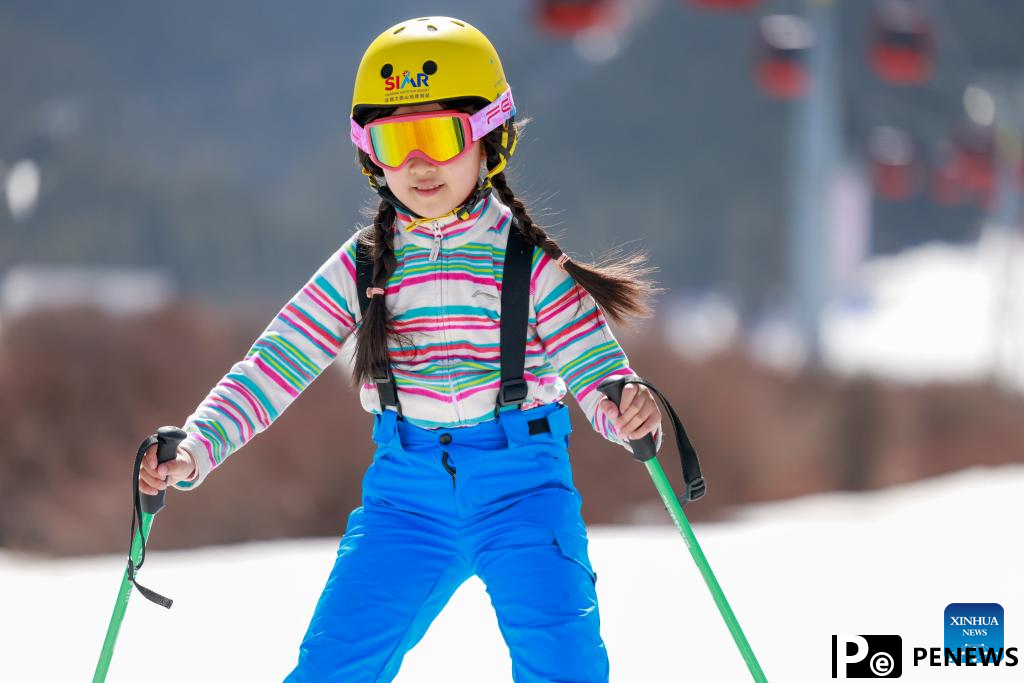 Ice and snow sports attract tourists to Xinjiang