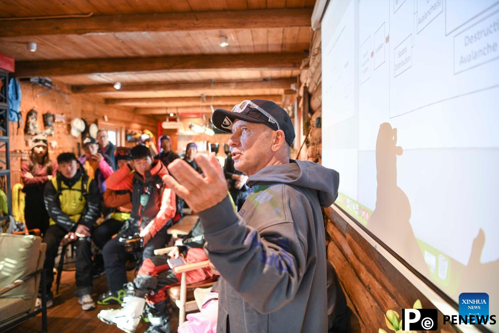 Ice and snow sports attract tourists to Xinjiang