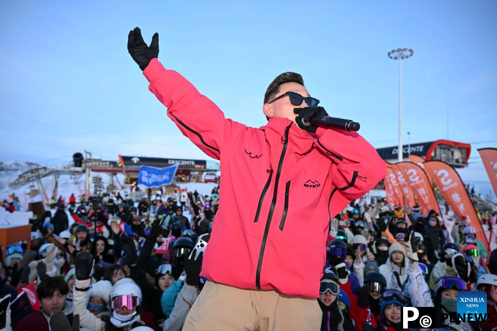 Ice and snow sports attract tourists to Xinjiang