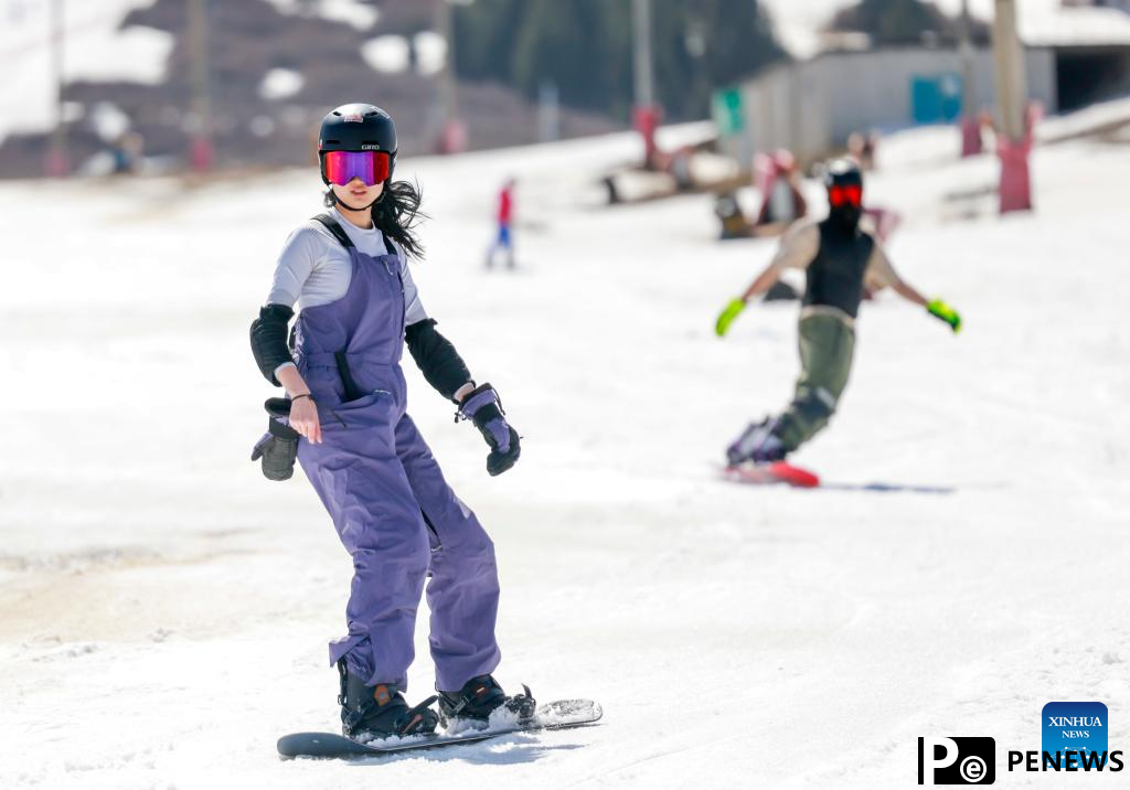 Ice and snow sports attract tourists to Xinjiang