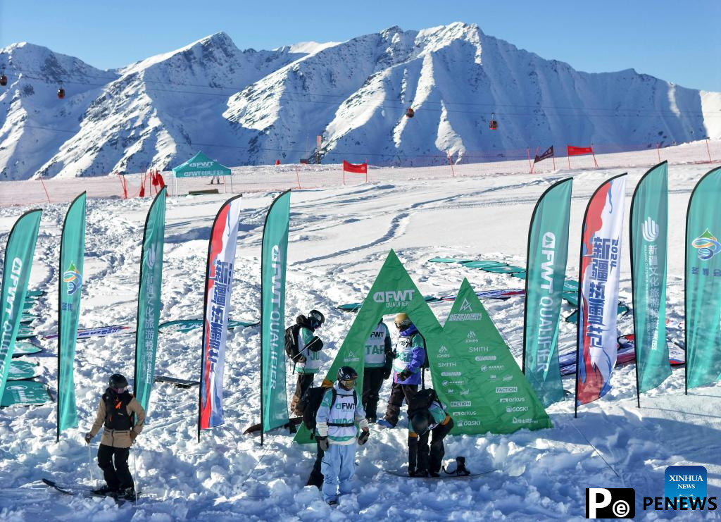 Ice and snow sports attract tourists to Xinjiang