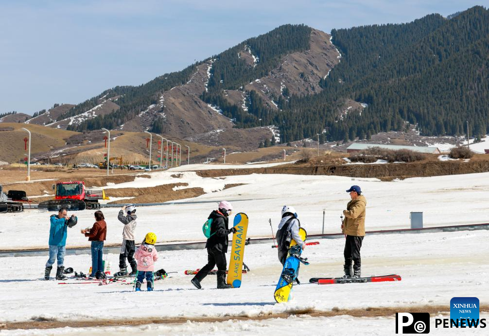 Ice and snow sports attract tourists to Xinjiang