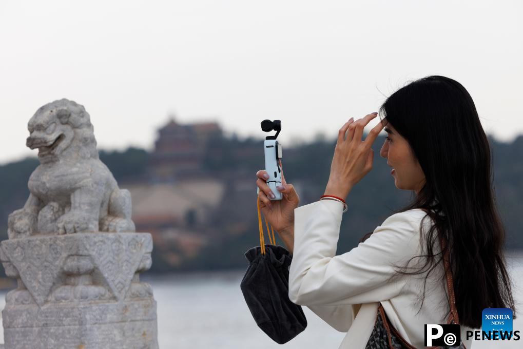 Photography enthusiasts capture spring scenery with smartphones and cameras in Beijing