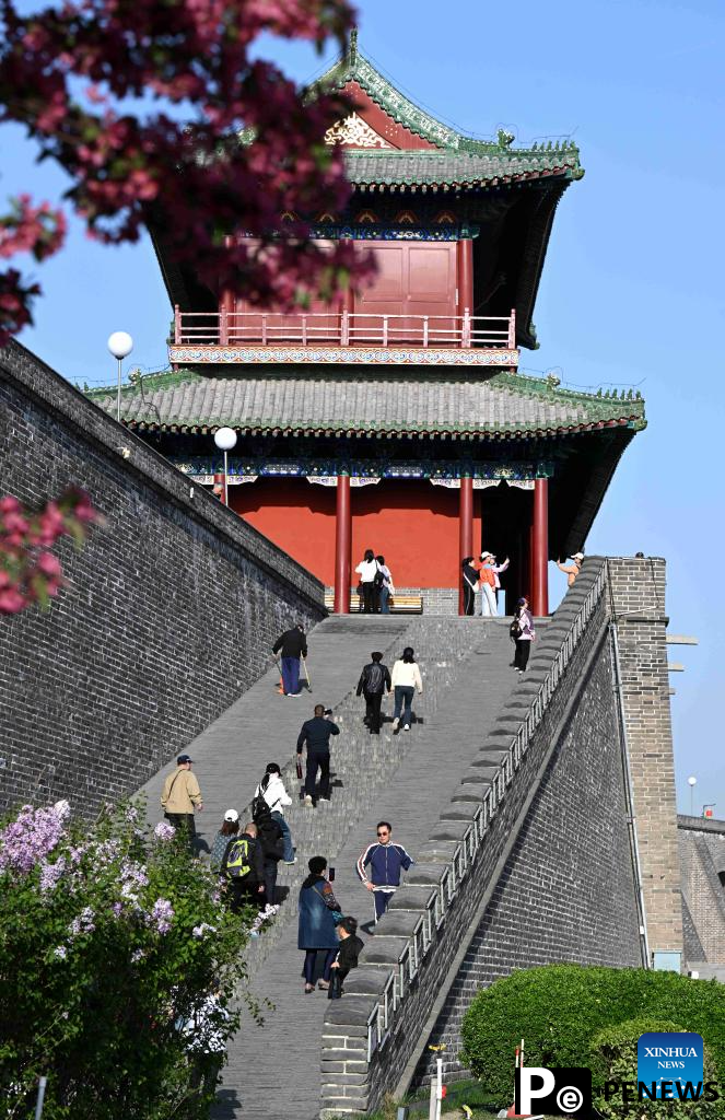 People enjoy Qingming holiday in China