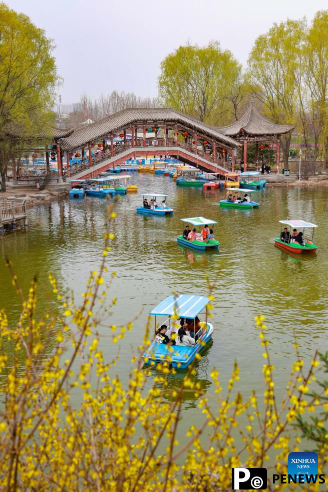 People enjoy Qingming holiday in China