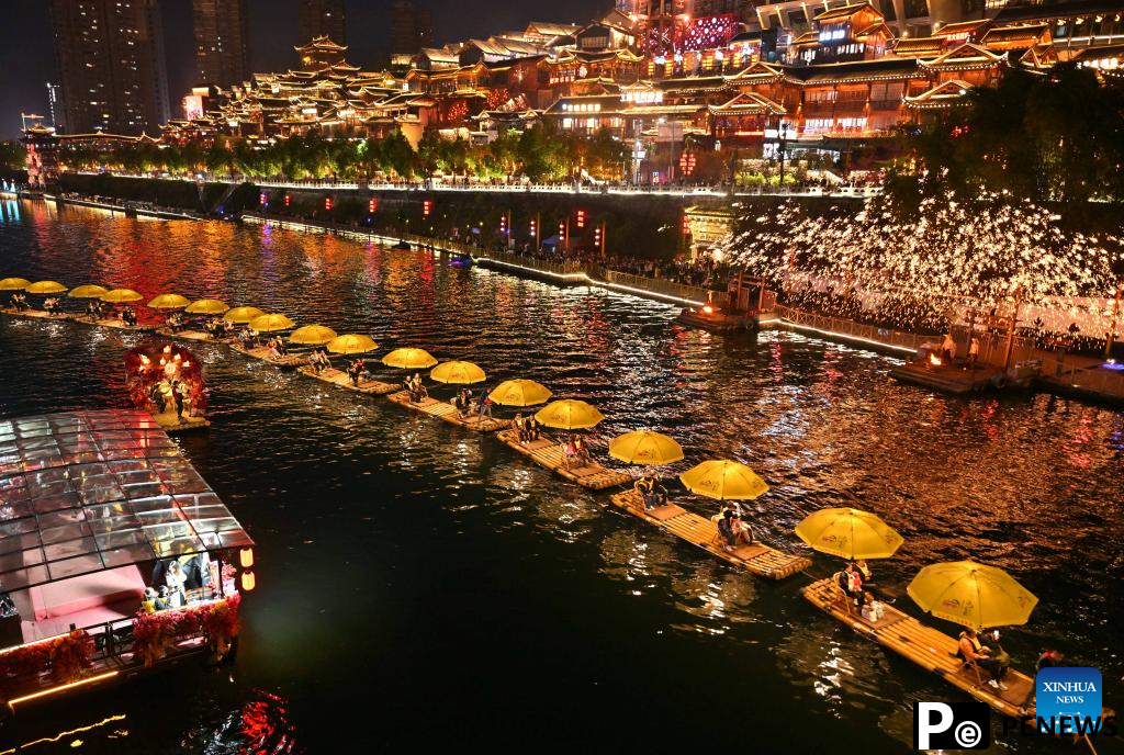 People enjoy Qingming holiday in China