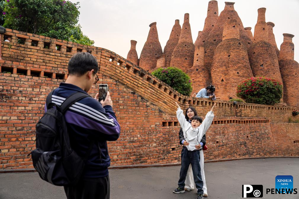 Tourists enjoy spring scenery in Mile City of China