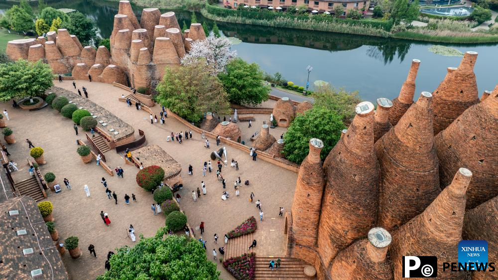 Tourists enjoy spring scenery in Mile City of China