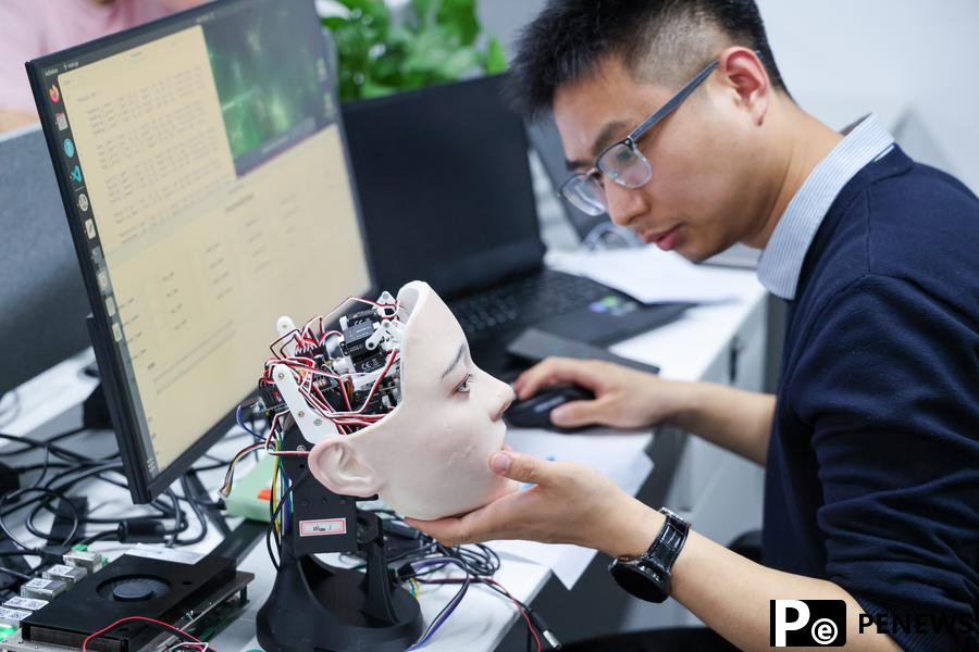 Robot industry thrives in south China