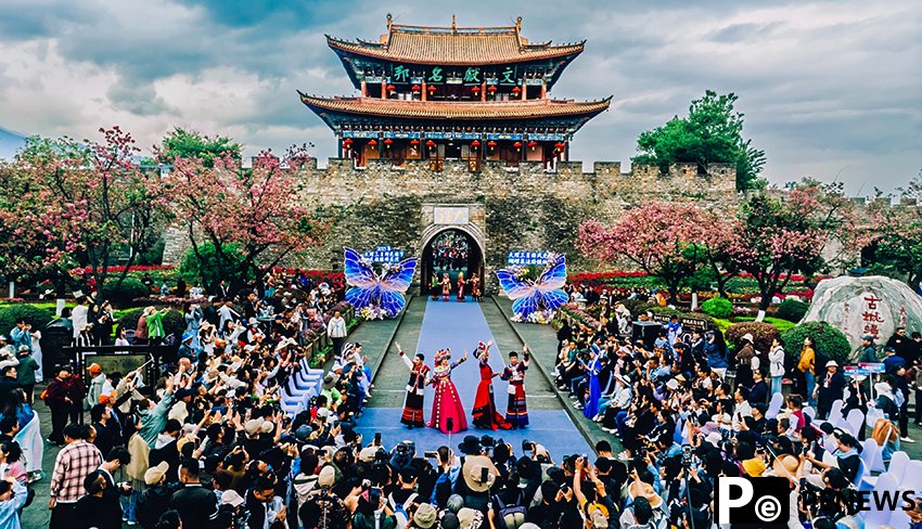 Ethnic fashion show held in Dali, SW China