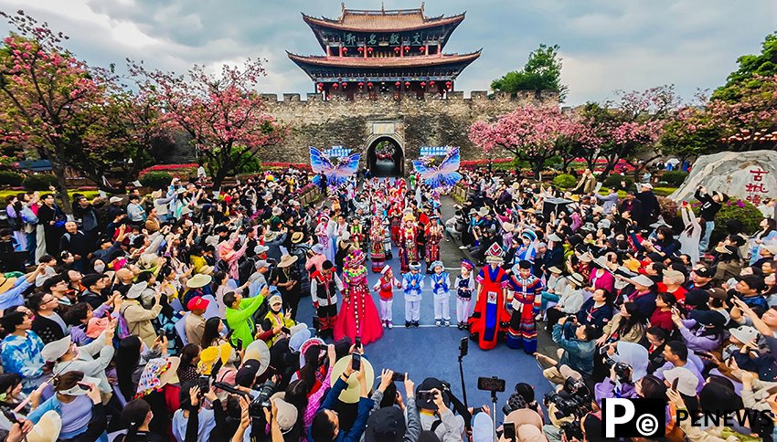 Ethnic fashion show held in Dali, SW China