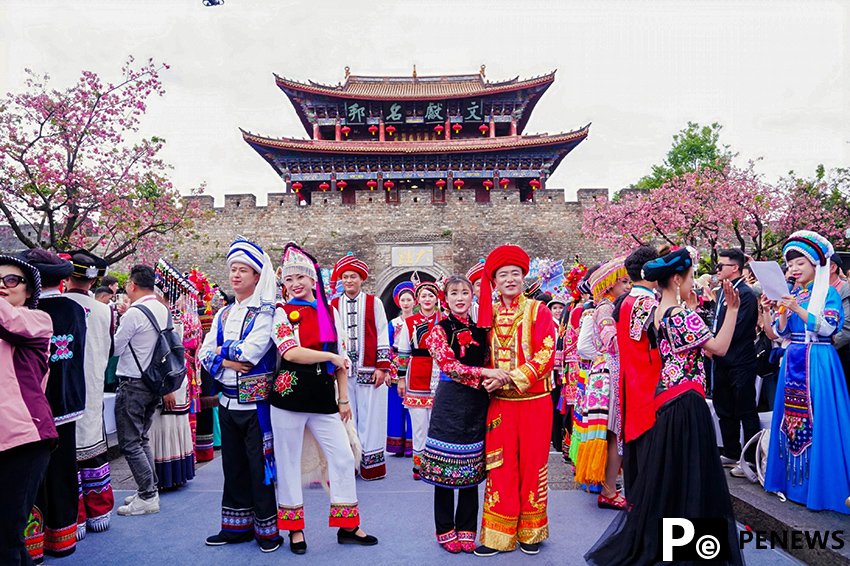 Ethnic fashion show held in Dali, SW China