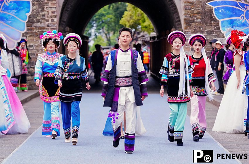 Ethnic fashion show held in Dali, SW China