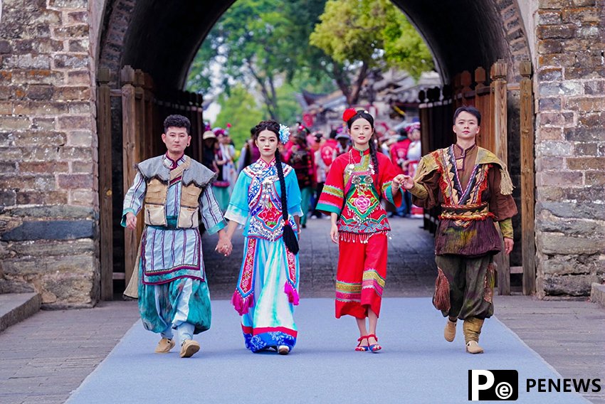 Ethnic fashion show held in Dali, SW China