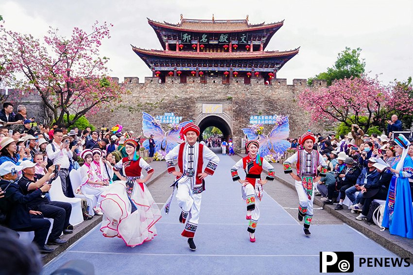 Ethnic fashion show held in Dali, SW China
