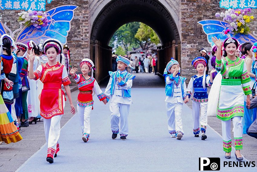 Ethnic fashion show held in Dali, SW China