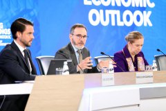 Outlook for US, global growth down