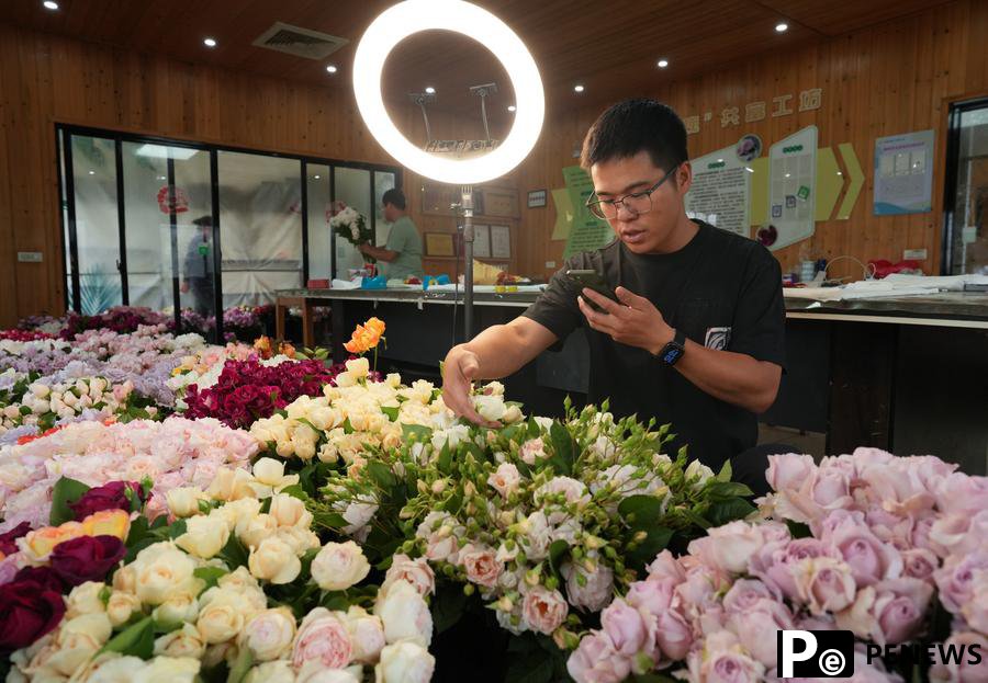 Young lads promote flower business at hometown in E China