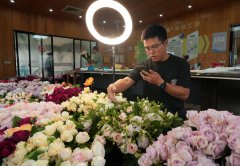 Young lads promote flower business at hometown in E China's Zhejiang