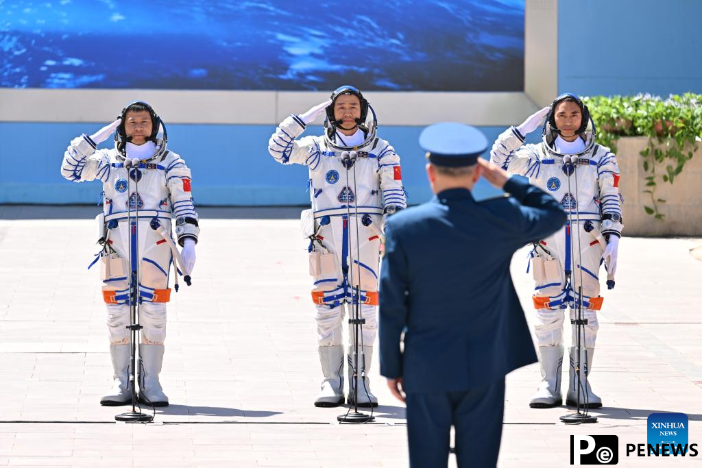 off ceremony held for Chinese astronauts of Shenzhou