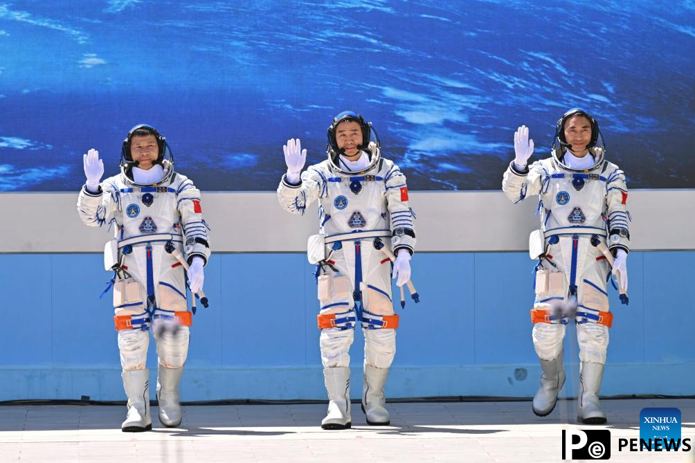 off ceremony held for Chinese astronauts of Shenzhou