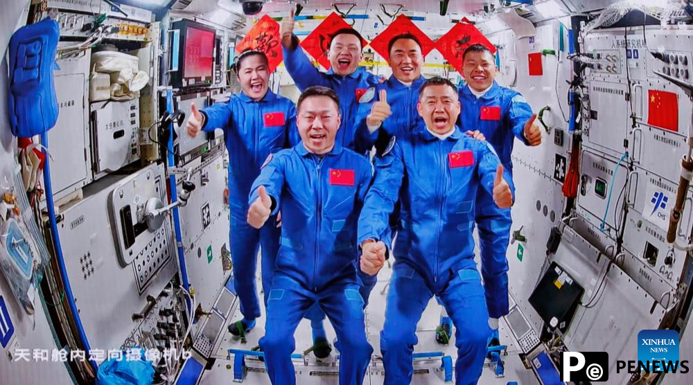 20 astronauts enter space station